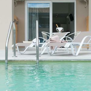 Apartament typu junior "Pool"